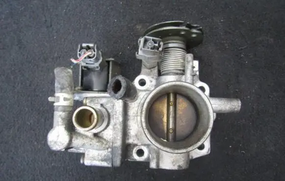 Mazda 323 Throttle valve E9T06271
