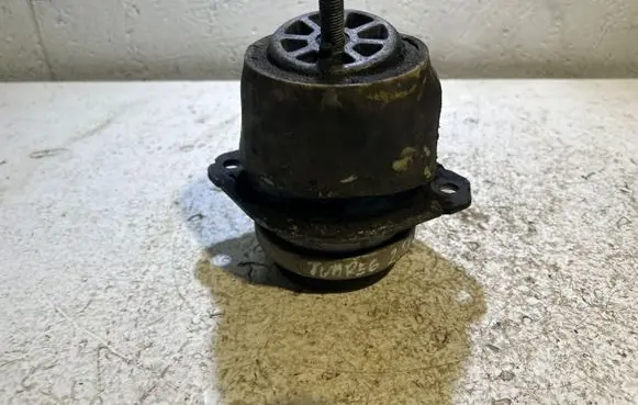 Volkswagen Touareg I Engine mount bracket