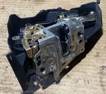 Mercedes-Benz C AMG W202 Rear door lock 2027300535