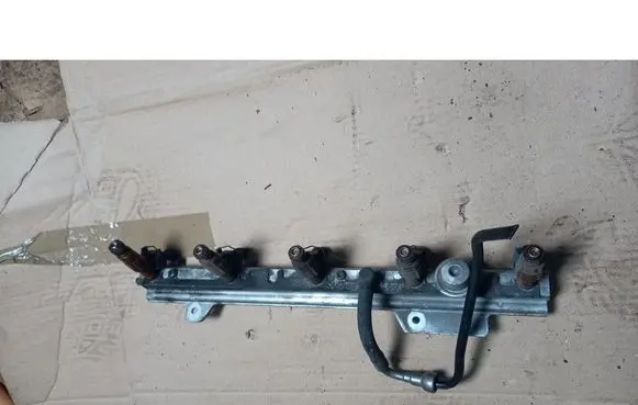Volvo V70 Fuel injector supply line/pipe