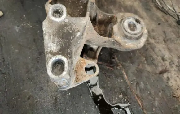 Volkswagen PASSAT B5.5 Engine mounting bracket 4b0199351b