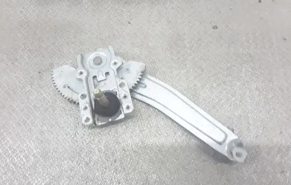 Rear door manual window regulator