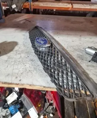 Ford Focus Front bumper upper radiator grill 4M518138AE