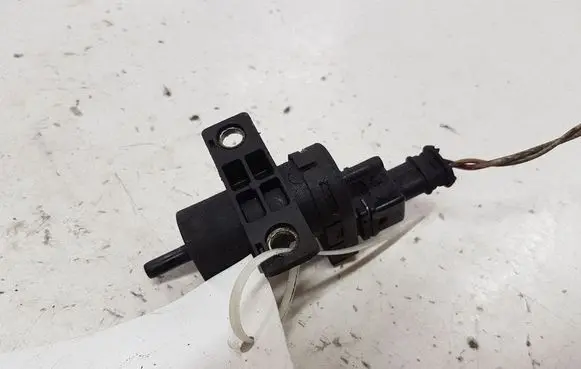 Volvo S40, V40 Vacuum valve 7700113709