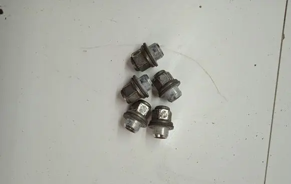 Toyota Prius+ (ZVW40) Nuts/bolts PRIUS2012M