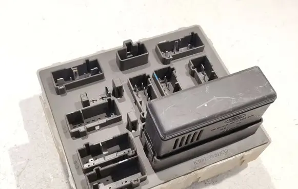 Ford Focus Fuse module 98AG14K150AE