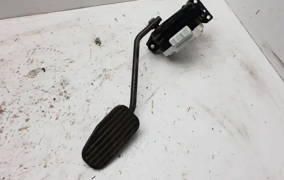 Accelerator throttle pedal