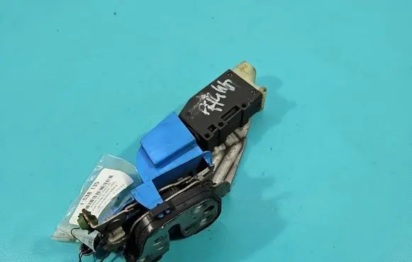 Opel Omega B2 Front door lock 90493702 IMPRK1538135