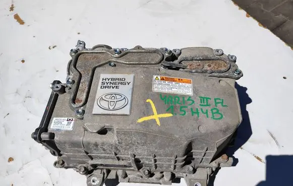 Toyota Yaris Voltage converter inverter G920052030