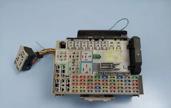 Opel Zafira A Fuse box set 24412497