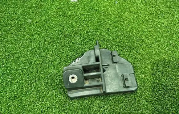 Front bumper mounting bracket