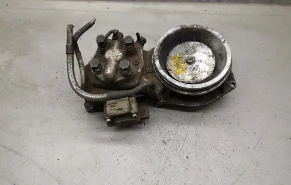 Audi 80 90 B3 Fuel distributor 0438121011 026133353 0438101005