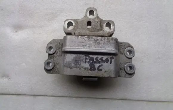 Volkswagen PASSAT B6 Engine mounting bracket 4H0199308AE