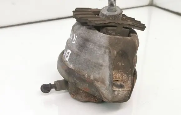 BMW 5 E60 E61 Engine mount bracket 6769874 0215934612