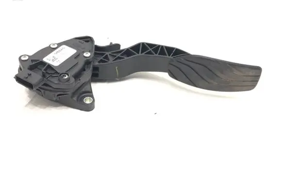 Accelerator throttle pedal
