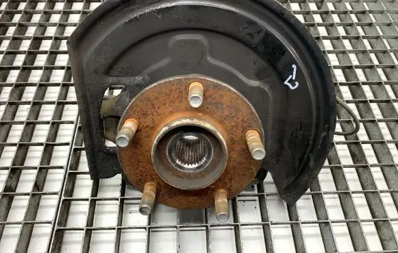Nissan Juke I F15 Front wheel hub spindle knuckle 