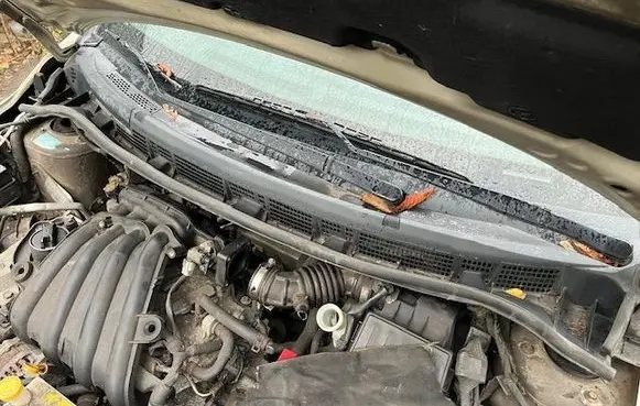 Nissan Tiida C11 Wiper trim