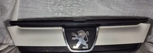 Peugeot Boxer Front bumper upper radiator grill 1304703070