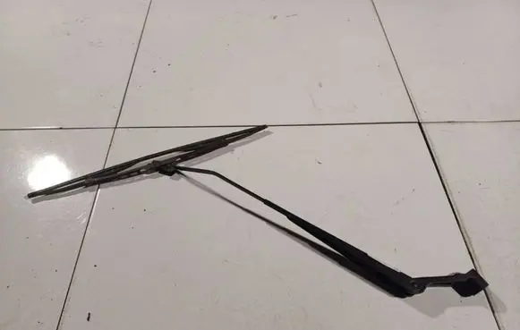Front wiper blade arm