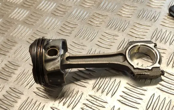 Ford Fiesta Piston with connecting rod RFCM5G6205FA