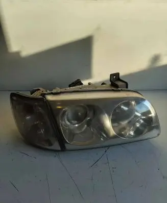 Hyundai Trajet Headlight/headlamp 421023AXXA