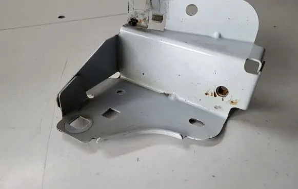 Renault Zoe Fender mounting bracket 620425323R