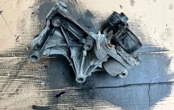 Renault Trafic III (X82) Generator/alternator bracket 117105124R
