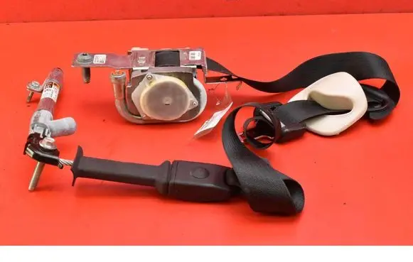Tesla Model S Front seatbelt 1018787-00-A