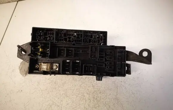 Subaru Legacy Fuse box set MB100100B