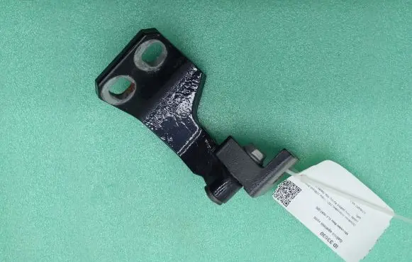 Maserati Levante Rear door lower hinge B986