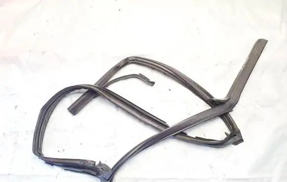 Audi TT Mk1 Rubber seal front coupe door 