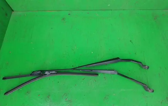 Nissan Almera N16 Front wiper blade arm