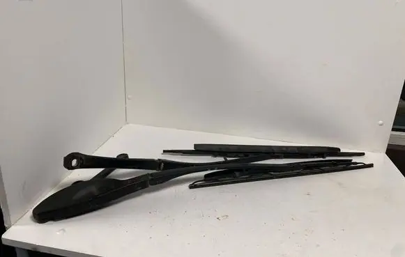 BMW 5 E39 Front wiper blade arm 61618162985 8162985 61618162983