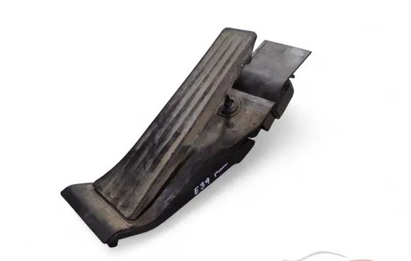 Accelerator throttle pedal