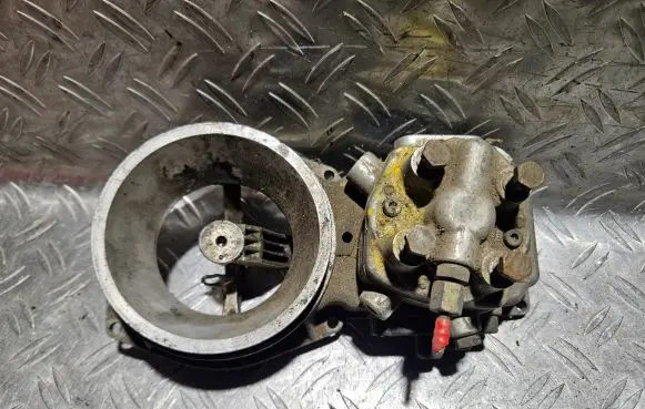 Audi 80 90 B3 Fuel distributor 0438121011 026133353