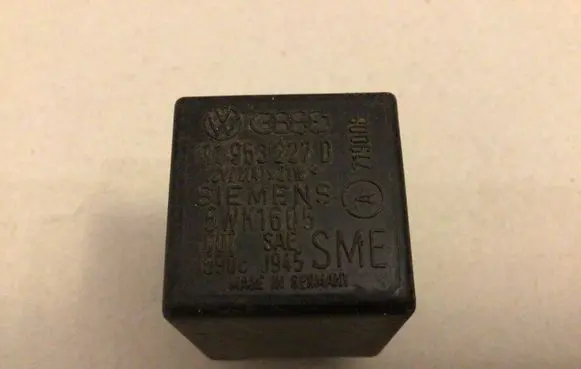 Volkswagen Golf III Other relay 111953227D