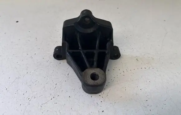 Opel Vivaro Engine mounting bracket 8200003829 91165625 2103000PT01