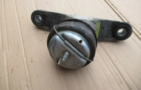 Volvo V40 Engine mount bracket 326f11