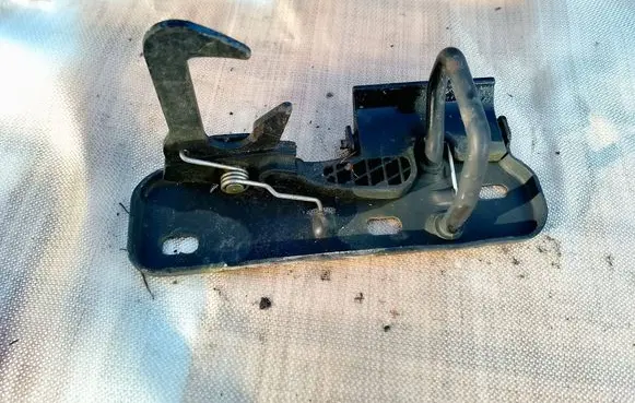 Volkswagen Golf V Engine bonnet/hood lock/latch loop/hook 1K0823480