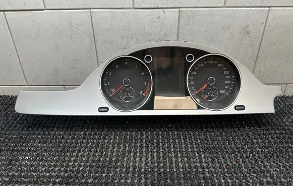 Speedometer (instrument cluster)
