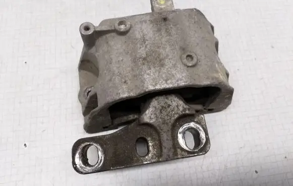 Volkswagen Touran I Engine mount bracket 1K0199262AA