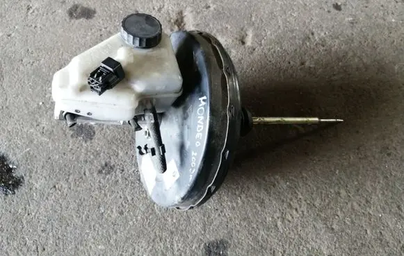 Ford Mondeo Mk III Brake booster 2S712B195AD