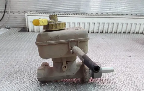 Master brake cylinder