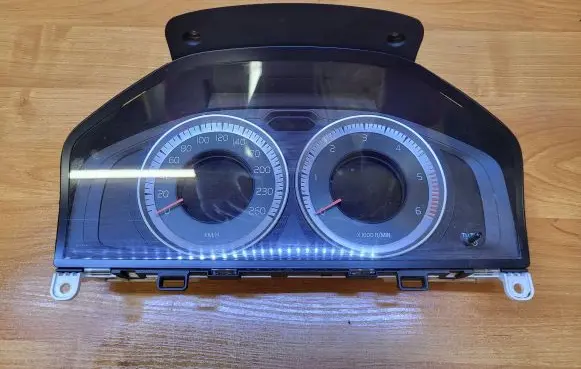 Volvo XC70 Speedometer (instrument cluster) 36000918 31327582AA 69399870U