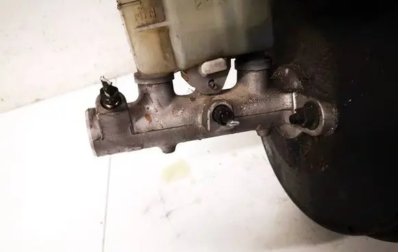 Nissan X-Trail T30 Master brake cylinder