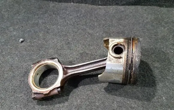 Suzuki Baleno EG Piston with connecting rod NENUSTAYTA