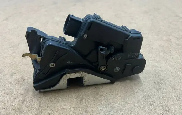 BMW 3 E46 Front door lock 51217011242 7011242