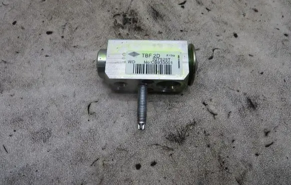 Jeep Grand Cherokee Air conditioning (A/C) expansion valve KRIS235789