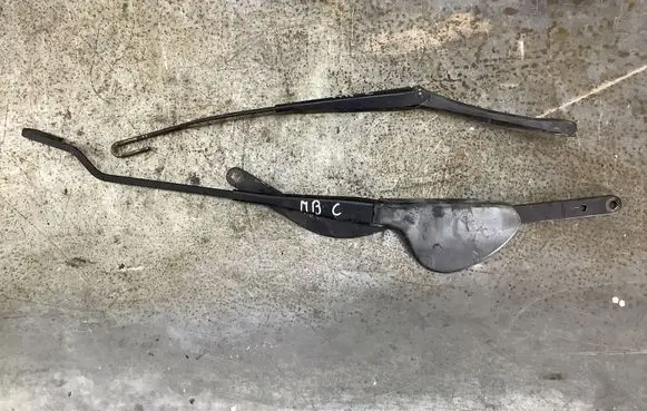 Front wiper blade arm