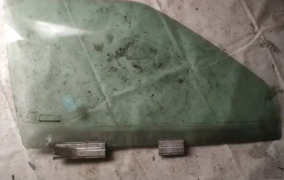 Volvo S70 V70 V70 XC Front door window glass four-door as2